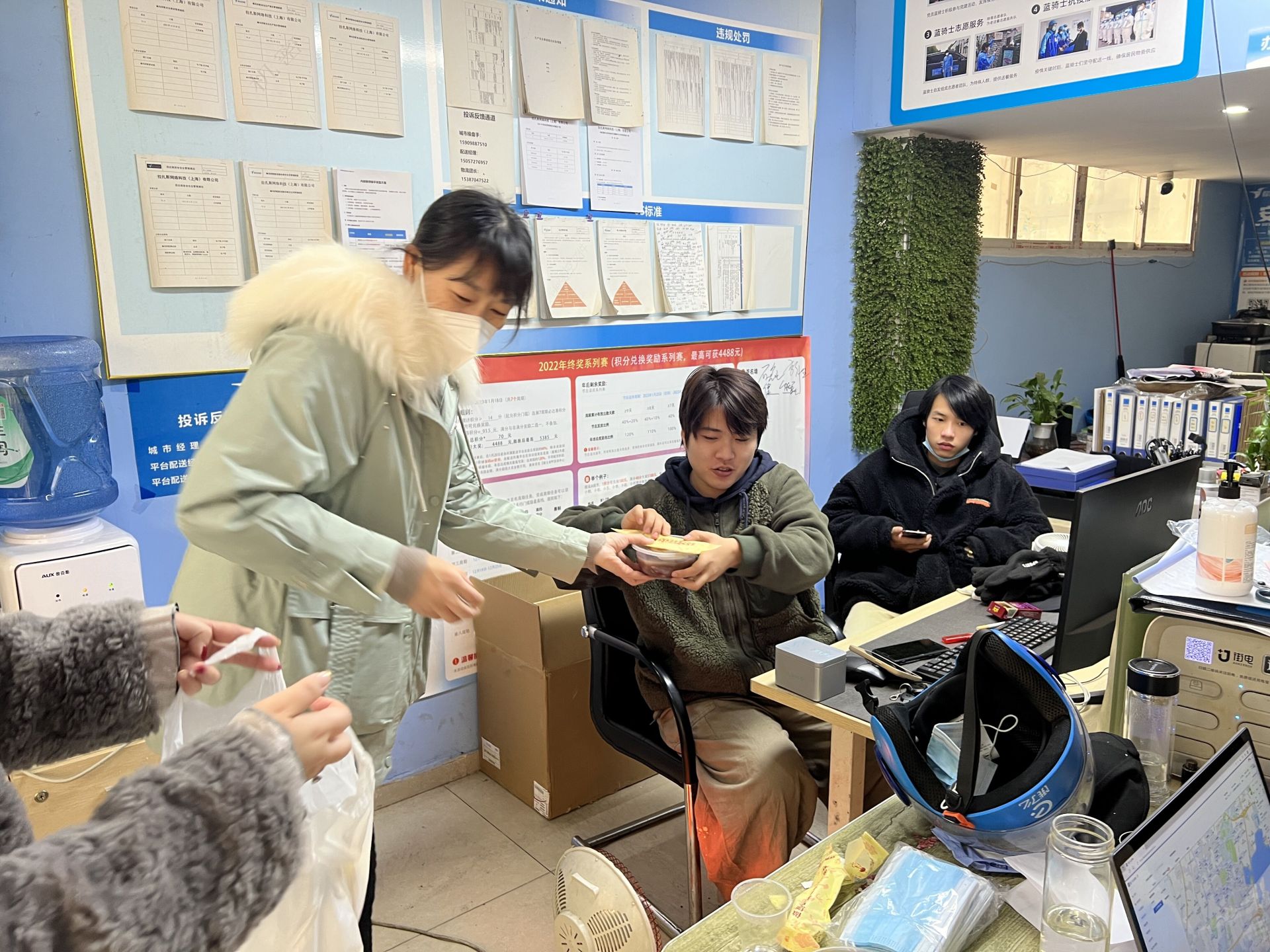 从胃暖到心！社区携手爱心企业为新就业群体派送腊八粥